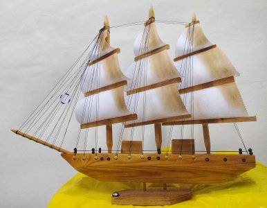 سفينة متوسطة الحجم للزينة